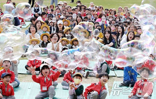 17일 오전 대구 서구 이현공원 잔디광장에서 열린 '이현공원 숲속 음악 소풍'에 참가한 어린이들이 신나는 음악과 함께 어우러진 공연을 즐기고 있다. 2025.4.17/뉴스1 ⓒ News1 공정식 기자
