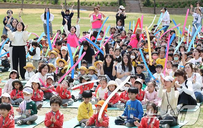 17일 오전 대구 서구 이현공원 잔디광장에서 열린 '이현공원 숲속 음악 소풍'에 참가한 어린이들이 신나는 음악과 함께 어우러진 공연을 즐기고 있다. 2025.4.17/뉴스1 ⓒ News1 공정식 기자