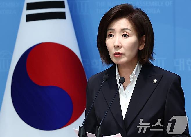 나경원 국민의힘 대선 경선 후보자가 17일 오후 서울 여의도 국회 소통관에서 외교·안보·국방·통일 공약 발표 기자회견을 하고 있다. 2025.4.17/뉴스1 ⓒ News1 김민지 기자