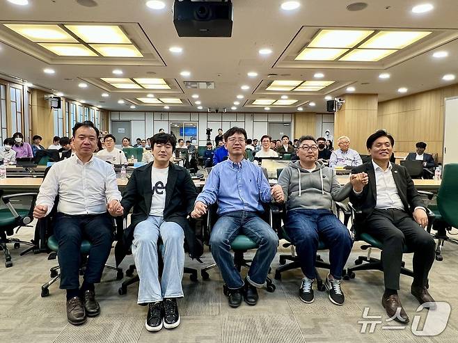 더불어민주당 게임특위 주최 '게임, 더불어썰풀자' 소통간담회 참석자들이 사진을 촬영하고 있다. 왼쪽부터 이장주 게임특위 부위원장, 황희두 위원장, 김정태 위원장,  한승용 부위원장, 조승래 위원장.2025.4.17/뉴스1 ⓒ 뉴스1 김민재 기자