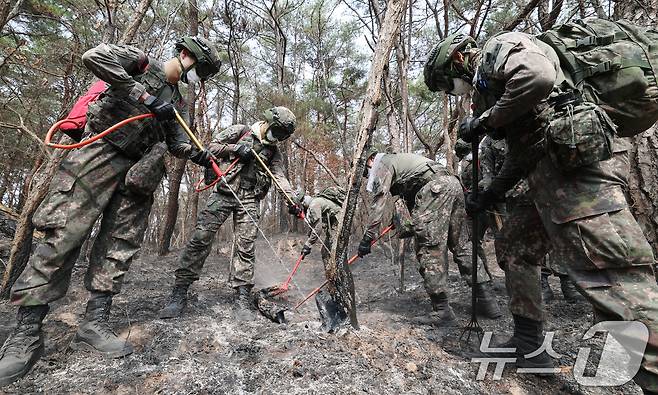 경북 의성 산불이 엿새째 이어지고 있는 27일 오전 경북 의성군 방하리 일대 야산에서 육군 제50보병사단 및 제2신속대응사단 장병들이 잔불 제거 작전을 실시하고 있다. 2025.3.27/뉴스1 ⓒ News1 김영운 기자