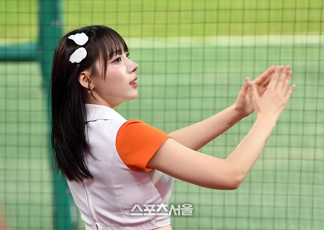 완벽한 얼굴 라인을 뽐내는 하지원.  문학 |  박진업 기자