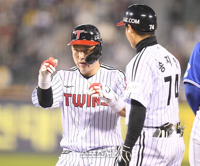 LG 박동원이 15일 잠실구장에서 열린 2025 KBO리그 삼성과 경기 4회말 1사 우중간 안타를 친 후 세리머니를 하고 있다. 잠실 | 최승섭기자 thunder@sportsseoul.com