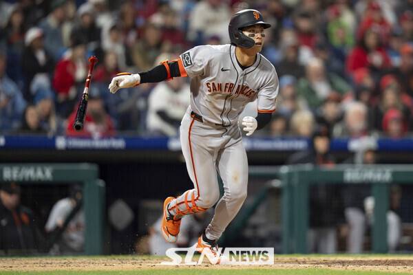 샌프란시스코 자이언츠의 이정후가 16일(현지 시간) 미 펜실베이니아주 필라델피아의 시티즌스뱅크 파크에서 열린 2025 메이저리그(MLB) 필라델피아 필리스와의 경기 5회 초 2루타를 치고 있다. 이정후는 5타수 2안타 2타점 2득점으로 활약했고 팀은 11-4로 승리했다. 사진┃뉴시스/AP