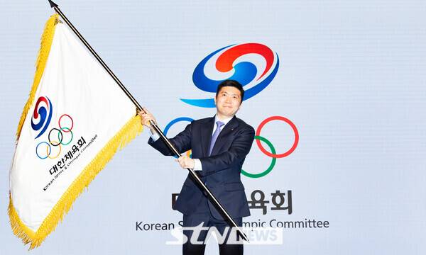유승민 신임 대한체육회장이 27일 오후 서울 용산구 그랜드 하얏트 서울에서 열린 제42대 대한체육회장 취임식에서 대한체육회기를 흔들고 있다. 사진┃뉴시스