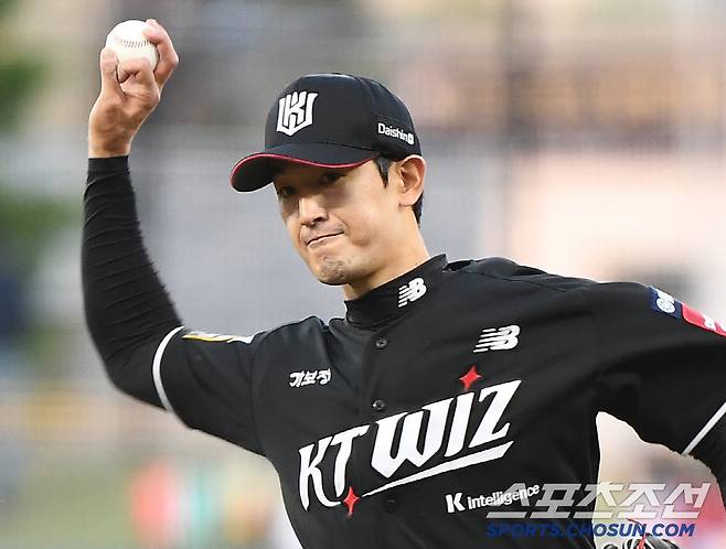 15일 광주 기아 챔피언스필드에서 열린 KT-KIA전. 선발투수 KT 고영표가 투구하고 있다. 광주=정재근 기자 cjg@sportschosun.com/2025.4.15/
