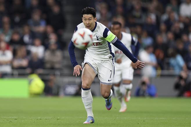 일말의 기대감마저 무너져 내렸다. 토트넘 홋스퍼는 공식적으로 망했다. 팀의 핵심전력인 '캡틴' 손흥민(33)이 끝내 부상에서 돌아오지 못했기 때문이다.

손흥민이 독일행 비행기에 타지 않고, 혼자 잉글랜드에 남았다. 호전된 줄 알았던 발 부상이 끝내 말썽을 부렸다. 팀 훈련에 참가해보니, 상태가 더욱 명확해졌다. 실전 투입은 무리라는 결론이 나왔다. 토트넘 선수단이 독일 현지에 도착한 직후 엔제 포스테코글루 감독이 직접 손흥민의 결장 사실을 공개했다.

<저작권자(c) 연합뉴스, 무단 전재-재배포, AI 학습 및 활용 금지>