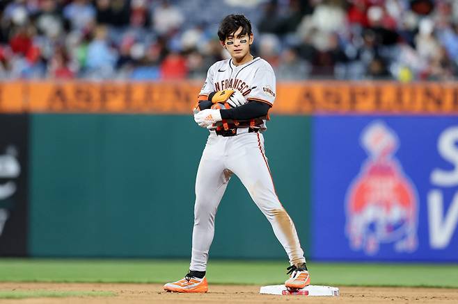 이정후가 17일 필라델피아 원정경기에서 올 시즌 7번째 멀티히트 경기를 달성하며 타율을 0.338(68타수 23안타)로 끌어올렸다. 뿐만 아니라 타율(0.338-ML 8위, NL 5위), 장타율(0.647-ML 6위, NL 3위) OPS(1.042-ML 8위, NL 4위) 등에서 전부 리그 톱 10안에 이름을 올렸다. 이 수치 모두 샌프란시스코 팀내 1위다. 이정후가 확실히 팀의 해결사로 자리매김 했다는 의미다.

특히 이날 5회초 시즌 10호 2루타를 날리며 MLB 최다 2루타 부문 1위에 당당히 이름을 올렸다. 2위 카일 파머(콜로라도)보다 1개 더 많다. 17경기에서 10개의 2루타를 쳤다. 

<저작권자(c) 연합뉴스, 무단 전재-재배포, AI 학습 및 활용 금지>