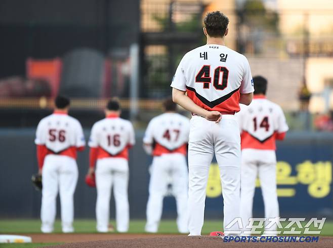 15일 광주 기아 챔피언스필드에서 열린 KT-KIA전. KIA 네일이 국민의례를 하고 있다. 광주=정재근 기자 cjg@sportschosun.com/2025.4.15/