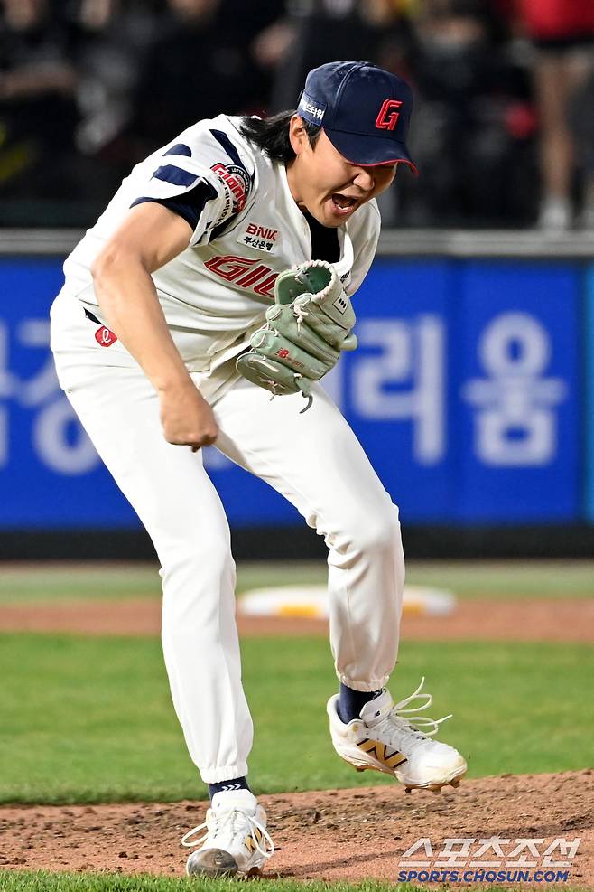 10일 부산 사직야구장에서 열린 KIA와 롯데의 경기, 7회초 2사 1,2루 롯데 정철원이 KIA 위즈덤을 스트라이크 아웃 낫아웃 처리하며 환호하고 있다. 부산=허상욱 기자wook@sportschosun.com/2025.04.10/