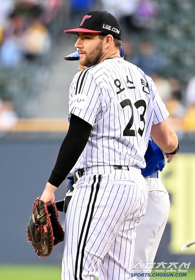 16일 잠실야구장에서 열린 삼성과 LG의 경기, 1회초 안타를 날리고 1루 베이스를 밟은 삼성 이재현이 LG 오스틴과 인사를 나누고 있다.  잠실=허상욱 기자wook@sportschosun.com/2025.04.16/