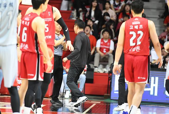 김상식 정관장 감독의 항의 장면. 사진제공=KBL