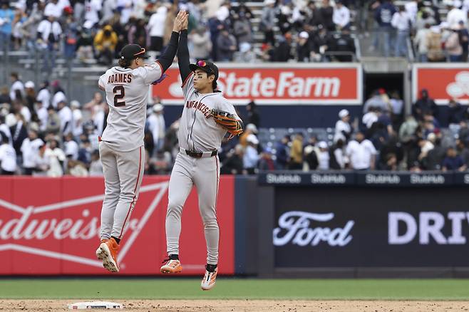San Francisco Giants' Willy Adames, left, and Jung Hoo Lee, right, react after defeating the New York Yankees during a baseball game Sunday, April 13, 2025, in New York. (AP Photo/Pamela Smith)







<저작권자(c) 연합뉴스, 무단 전재-재배포, AI 학습 및 활용 금지>