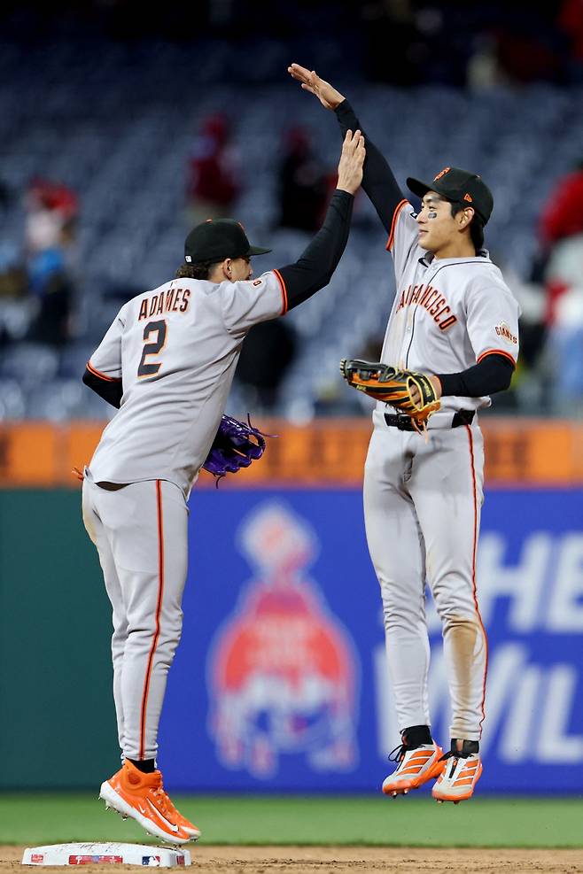 이정후와 윌리 아다메스가 승리 후 하이파이브를 하고 있다. AFP연합뉴스
