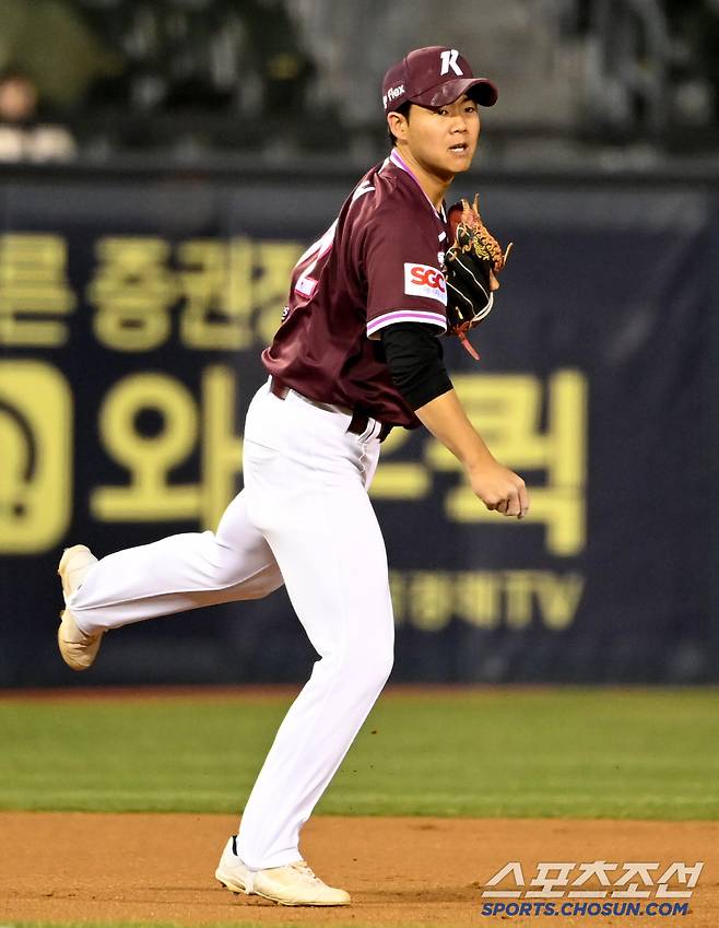 2일 잠실야구장에서 열린 키움과 두산의 경기, 3회말 1사 1루 키움 유격수 어준서가 두산 양의지의 타구를 잡아 1루로 던지고 있다. 잠실=허상욱 기자 wook@sportschosun.com/2025.04.02/