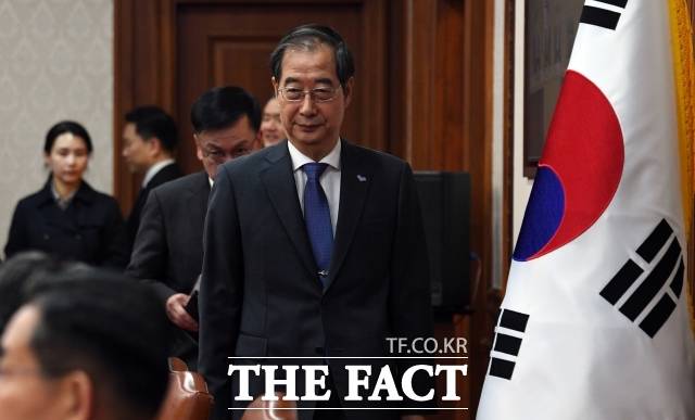 한덕수 대통령 권한대행 국무총리의 이완규·함상훈 헌법재판관 후보자 지명에 헌법재판소가 제동을 걸었다. 한 권한대행이 연출한 '무언의 대권 행보' 자체가 무색해졌다는 지적이 나온다. /임영무 기자