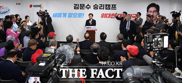 김문수 국민의힘 경선후보가 17일 오후 서울 여의도 대하빌딩에서 선거사무소 개소식을 갖고 각오를 밝히고 있다.
