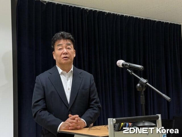 더본코리아 주주총회에 참석한 백종원 대표가 취재진의 질문에 답변하고 있다