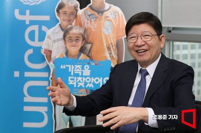 정갑영 유니세프 한국위원회 회장이 서울 마포구 유니세프 사무실에서 아시아경제와 인터뷰 하고 있다. 조용준 기자