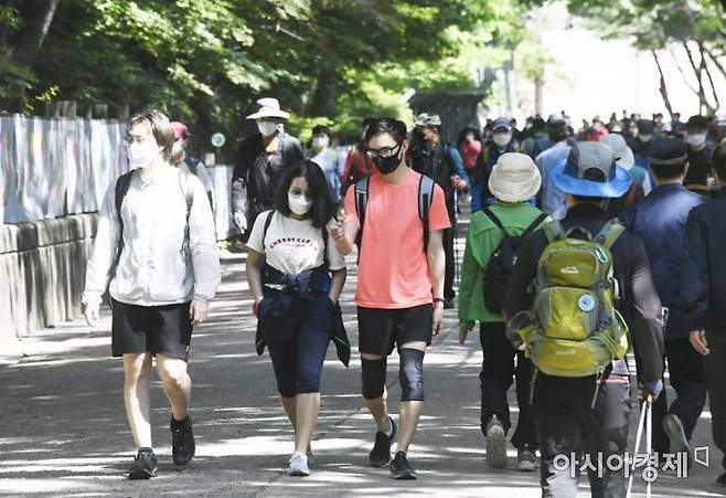 서울 신림동 관악산을 찾은 시민들. 아시아경제DB