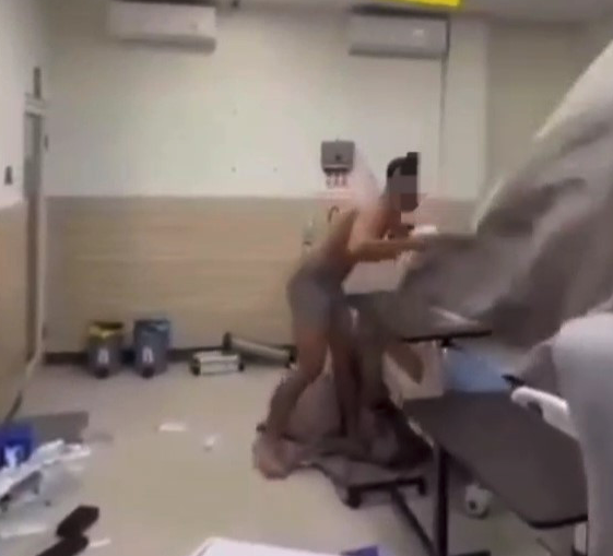 인도네시아를 방문한 한 관광객이 발리의 한 병원에서 속옷만 입은 채로 "나 미국인이야!" 등 욕설을 하며 난동을 부려 추방당하는 사건이 일어났다. 뉴욕포스트