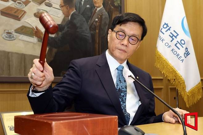 이창용 한국은행 총재가 17일 서울 중구 한은 본관에서 열린 금융통화위원회 본회의에서 개회를 선언하는 의사봉을 치고 있다. 사진공동취재단