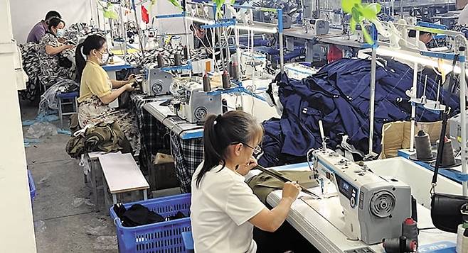 16일 중국 광저우시 판위구에 있는 의류 공장 직원들이 재봉틀을 돌려 옷을 만들고 있다. 이 일대는 쉬인 등에 납품하는 공장 7000여 곳이 모여 있어 ‘쉬인 빌리지’라고도 불린다. /이벌찬 특파원