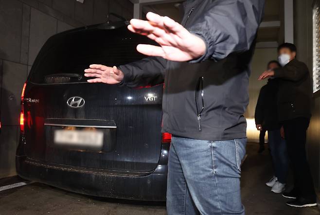 부모와 처자식 등 일가족 5명을 살해한 50대 가장 A씨가 지난 15일 경기도 용인서부경찰서로 압송되고 있다. /연합뉴스