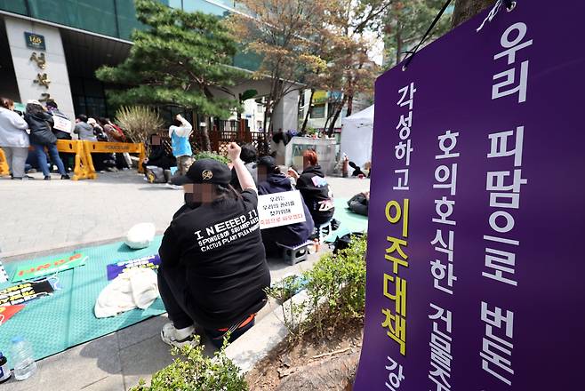17일 서울 성북구청 앞에서 열린 미아리 성노동자 이주대책 마련 촉구 집회에서 참가자들이 구호를 외치고 있다. /연합뉴스