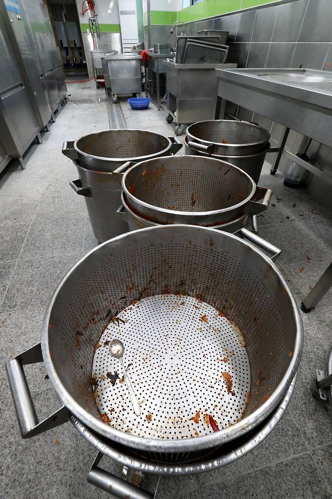 학교급식노조 파업이 이어지고 있는 16일 점심시간, 대전 중구 글꽃중학교 급식실 주방이 텅 비어 있다. 조리사들이 병가를 내고 귀가한 가운데 설거지가 되지 않은 조리기들이 방치돼 있다./신현종 기자