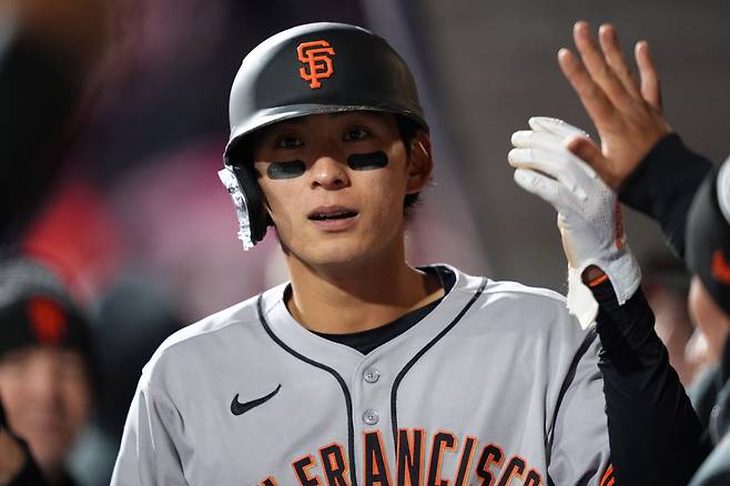 미국 프로야구 메이저리그(MLB) 샌프란시스코 자이언츠의 외야수 이정후가 16일(현지시각) 필라델피아 필리스와의 경기에서 5회 득점 후 동료들과 함께 기뻐하고 있다. /연합뉴스