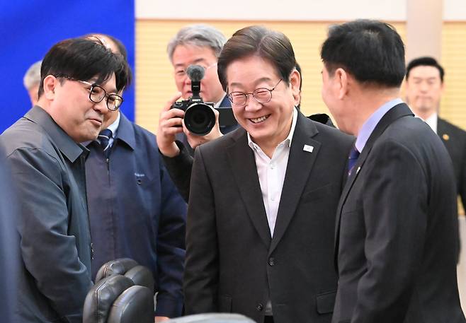 이재명 더불어민주당 대선 경선 후보가 17일 오전 대전 유성구 국방과학연구소에서 열린 현장간담회에서 연구원들과 인사하고 있다./뉴스1