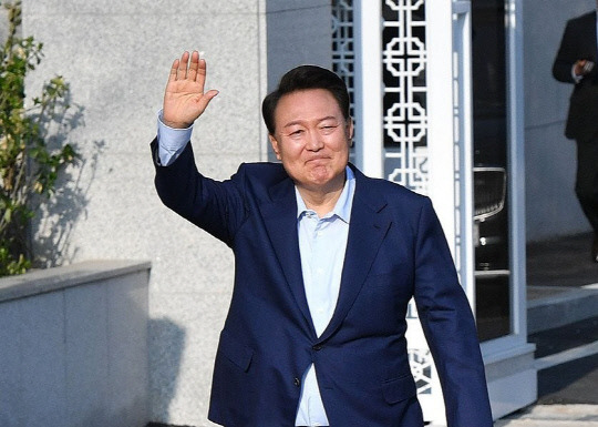 윤석열 전 대통령이 11일 서울 용산구 한남동 관저를 떠나며 지지자들에게 손을 흔들고 있다. 연합뉴스