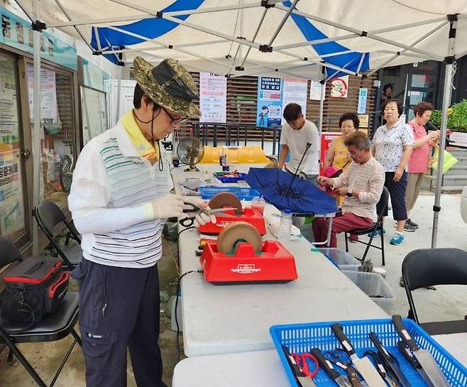 지난해 미성동 주민센터를 찾아가 가위 날을 갈고 있는 지역공동체 일자리 참여자ⓒ관악구 제공