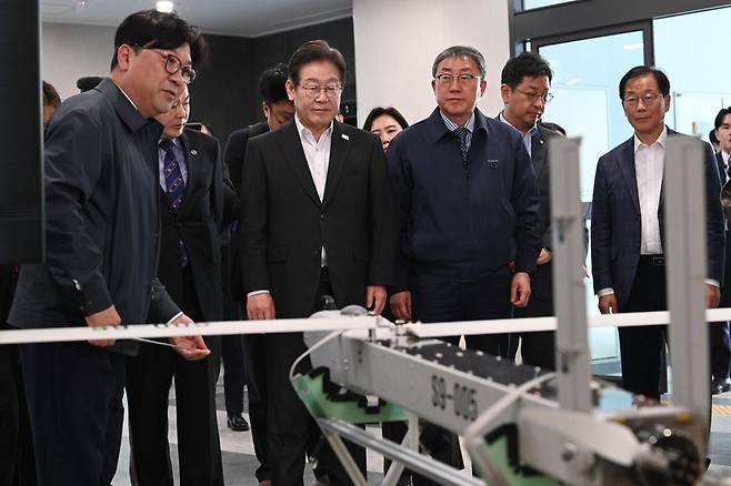 이재명 제21대 대통령 선거 더불어민주당 경선 후보가 17일 대전 유성구 국방과학연구소를 방문해 AI기반 무인체계 연구개발 현장을 둘러보고 있다. 2025.04.17. 뉴시스
