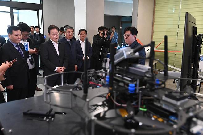 이재명 더불어민주당 대선 경선 후보가 17일 오전 대전 유성구 국방과학연구소를 방문해 개발중인 무기체계를 살펴보고 있다. 2025.4.17/국회사진취재단