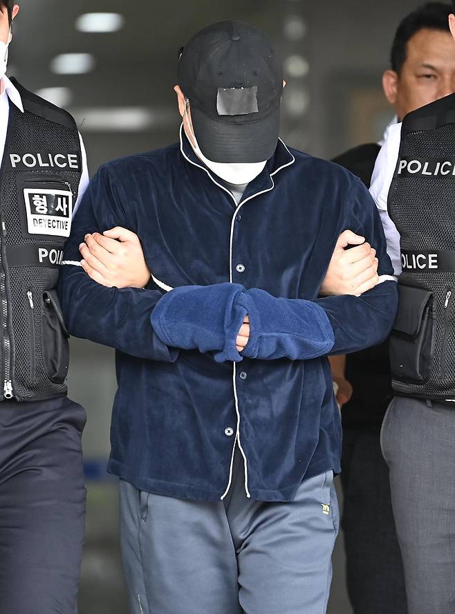 부모와 처자식 등 일가족 5명을 살해하고 극단적 선택을 시도한 가장 A씨가 구속 전 피의자 심문(영장실질심사)에 출석하기 위해 17일 경기도 용인동부경찰서 유치장을 나오고 있다.   A씨는 지난 14일 경기도 용인시 한 아파트에서 80대 부모와 50대 아내, 10대와 20대 딸 등 일가족 5명을 수면제를 먹인 뒤 살해한 혐의로 경찰에 긴급 체포됐다. 2025.04.17. [용인=뉴시스]