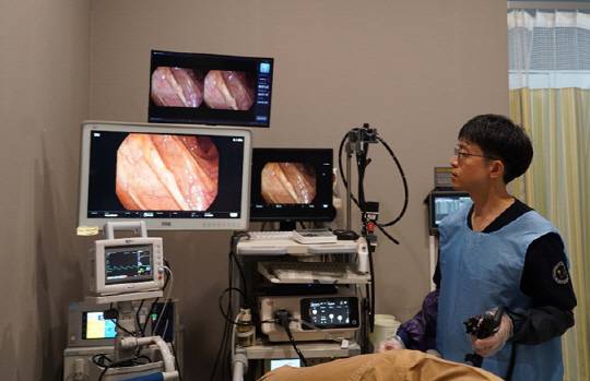 강남지인병원 내시경 의료진이 웨이센의 AI 내시경 '웨이메드 엔도'를 사용하고 있다. 웨이센 제공.