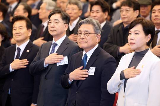 지난 4월16일 국회도서관 대강당에서 열린 이재명 더불어민주당 전 대표의 제21대 대선 싱크탱크 '성장과 통합' 출범식에서 유종일·허민 상임 공동대표가 국기에 경례하고 있다. 앞줄 왼쪽부터 정동영 민주당 의원, 유종일·허민 상임 공동대표, 전현희 민주당 의원.<연합뉴스 사진>