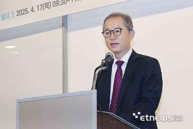 산업통상자원부는 17일 서울 중구 대한상공회의소에서 '산업 AI 전략 세미나: 제조혁신의 미래를 설계하다'를 개최했다. 이승렬 산업부 산업정책실장이 정부 산업 AI 전략에 관해 설명하고 있다.