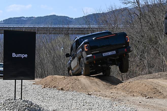 임도 코스를 오르는 타스만