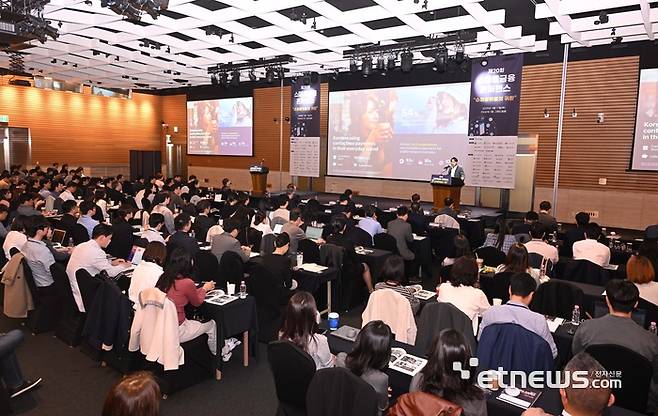 전자신문이 주최한 제20회 스마트금융 콘퍼런스가 '슈퍼 플랫폼의 귀환'을 주제로 17일 서울 여의도 FKI타워에서 열렸다.  박지호기자 jihopress@etnews.com