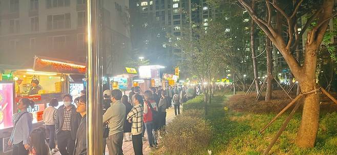 KakaoTalk_20250417_203726238_05.jpg 동네 아파트단지에서 야시장 열렸네요