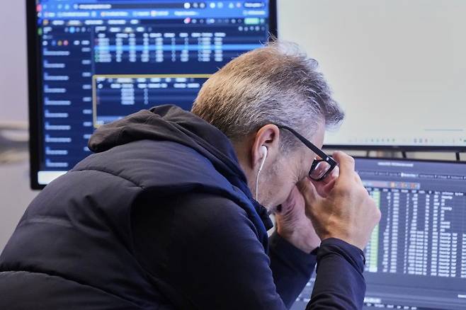 미국 뉴욕의 뉴욕증권거래소(NYSE)에서 16일(현지시간) 한 트레이더가 안경을 벗고 눈 주의를 압박하고 있다. 이날 엔비디아와 AMD의 대중 반도체 수출 길이 더 막혔다는 소식으로 기술주, 특히 반도체 종목들이 폭락하며 뉴욕 증시 3대 지수가 모두 큰 폭으로 하락했다. AP 뉴시스