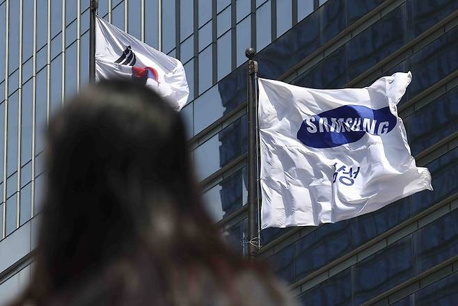 지난 8일 서울 서초구 삼성전자 서초사옥에 깃발이 바람에 날리고 있다. 뉴시스