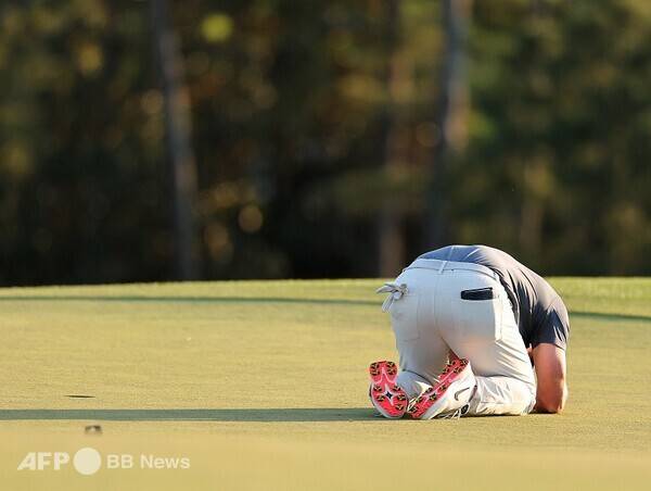 2025년 미국프로골프(PGA) 투어 메이저 대회 마스터스 토너먼트에서 저스틴 로즈와 연장전 끝에 우승을 차지한 로리 맥길로이가 커리어 그랜드 슬램을 달성했다. 로리 매킬로이가 우승을 확정한 직후 모습이다. 사진제공=ⓒAFPBBNews = News1 (사진을 무단으로 사용하지 마십시오.)