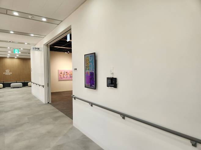 장애인 표준전시장으로 조성된 모두 미술 공간은 전시실 두 곳, 라운지가 하나의 공간으로 연결되어 있다.