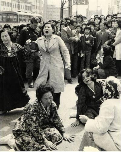 1975년 4월9일 오전, 체포된 지 1년 만에 처음으로 면회를 기대하며 서대문구치소를 찾았던 인혁당 재건위 사건 피해자 가족들이 그날 새벽과 아침에 이미 사형이 집행됐다는 소식에 오열하고 있다. 4·9평화통일재단 제공