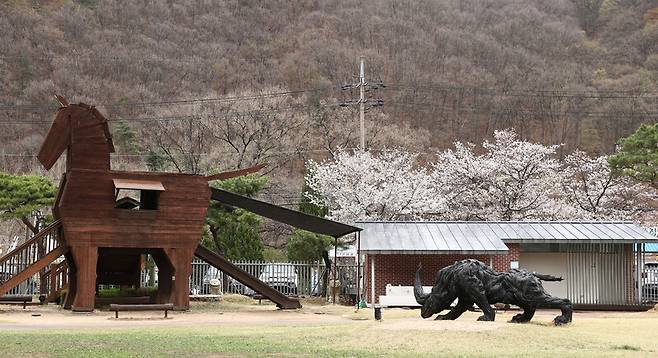 ‘가나아트파크’ 정원에 전시 중인 조형물과 ‘목마놀이터’. 박미향 기자