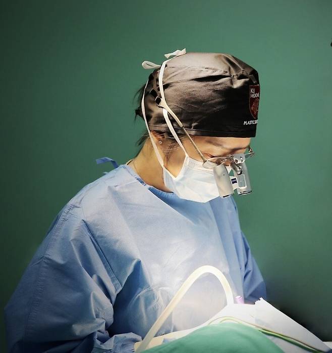 성별확정수술을 집도 중인 황나현 교수.